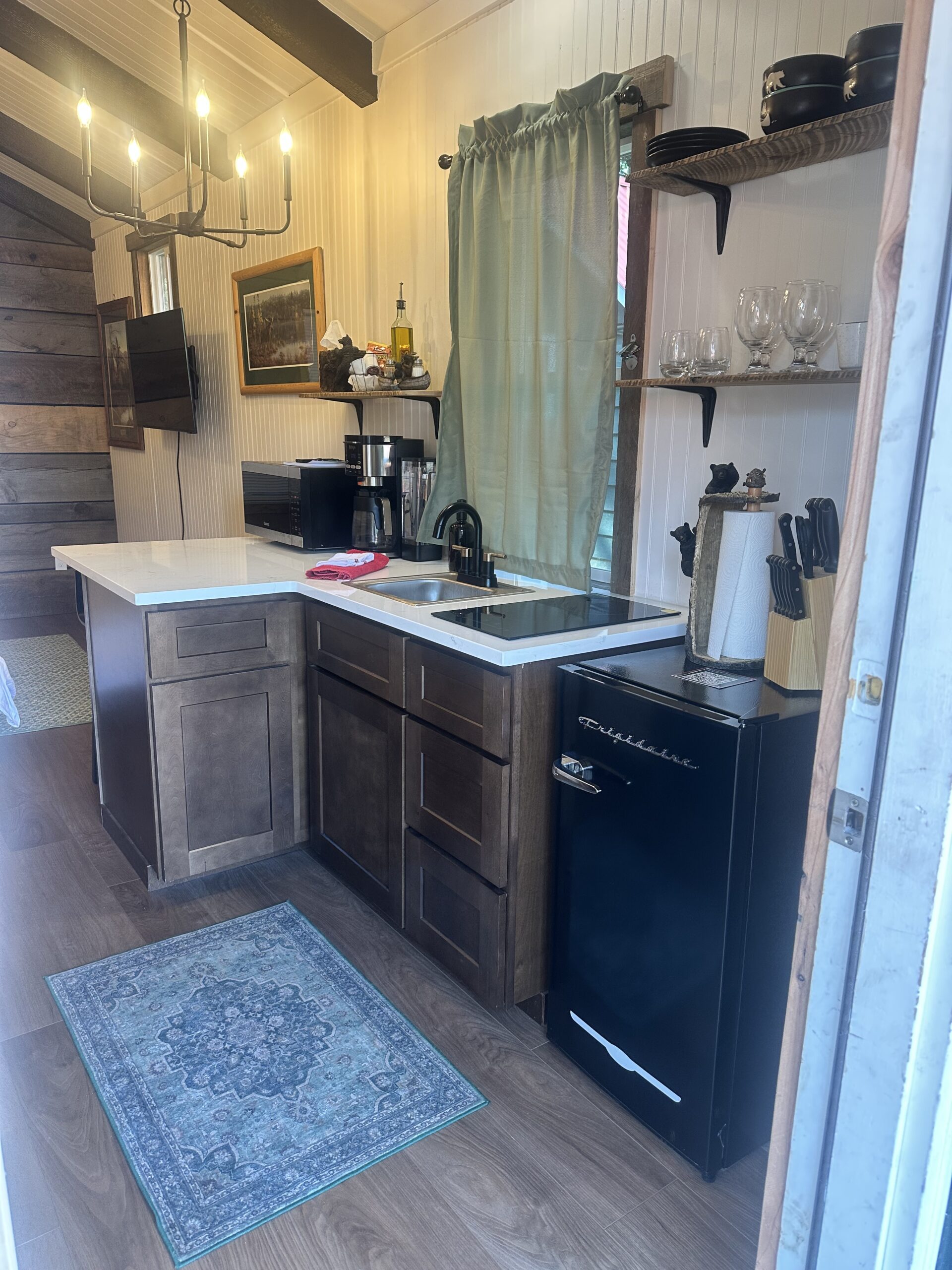 King bed with antler chandelier